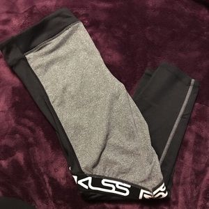 Y&R Capri Leggings Size Lg